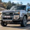 Toyota Land Cruiser J250 на тлі природи