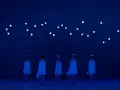 Светящиеся дроны станцевали с людьми