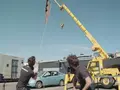 Гигантский нож насквозь пронзает автомобиль