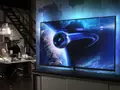 Тонкий 60-дюймовый телевизор Philips Elevation с четырехсторонней подсветкой Ambilight XL