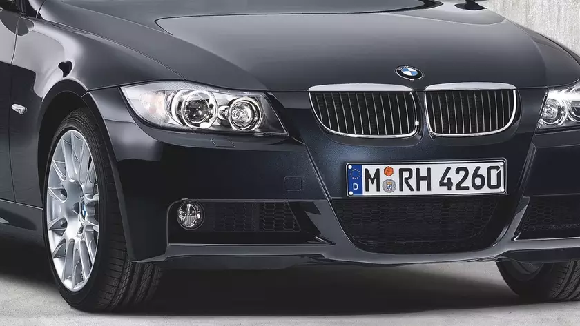 BMW 320si в кузове E90, фрагмент передней части седана
