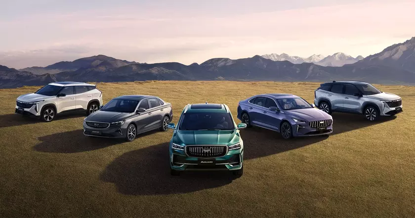Кроссовер Geely Galaxy на фоне города