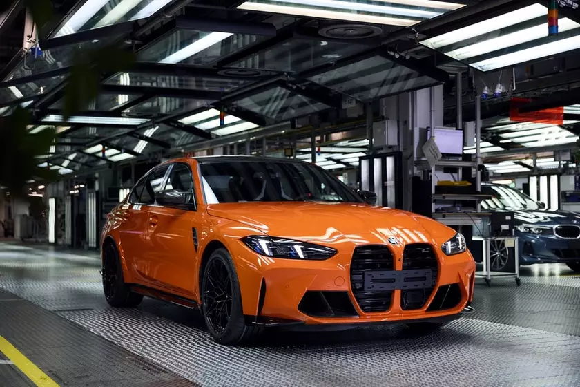 Юбилейный BMW M3 в окраске Feuerorange III на заводе в Мюнхене
