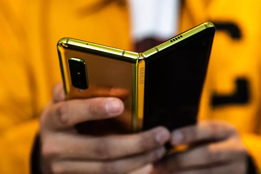 Слух: складной смартфон Samsung Galaxy Fold Lite покажут в следующем году с ценником в $900