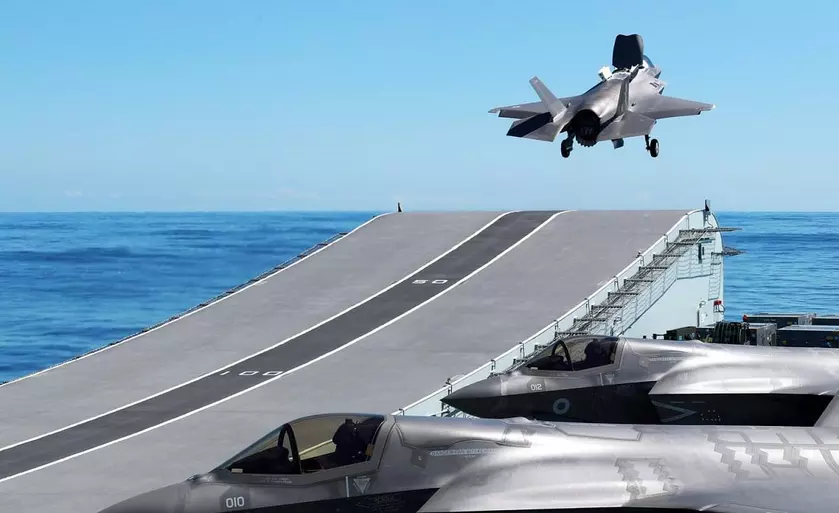 F-35B Lightning II стоимостью $115 млн Королевских ВВС Великобритании упал в Средиземное море при взлёте с авианосца HMS Queen Elizabeth из-за заглушки, застрявшей в воздухозаборнике