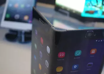 Huawei patented folding smartphone with one large flexible LED-screen