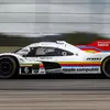 Миниатюра Porsche 963 во время гонки