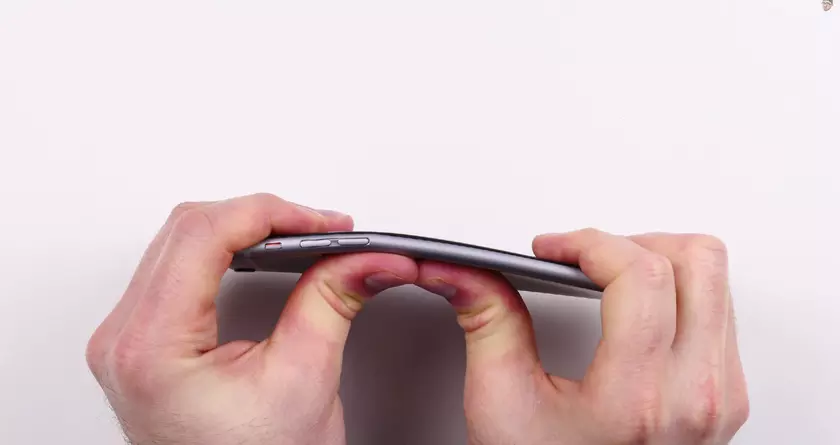 Apple еще до выпуска iPhone 6 прекрасно знала, что они легко гнутся, но признала проблему только сейчас