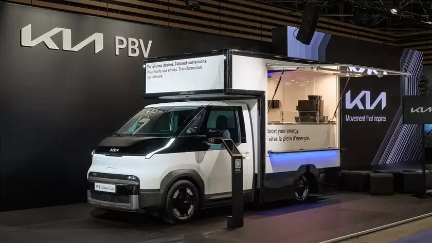 Электрическое шасси Kia PV5 на зарядке