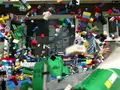 На кирпичики: крушение LEGO-самолета в замедленной съемке