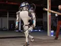 Человекоподобный робот Atlas нового поколения самостоятельно встает и открывает двери