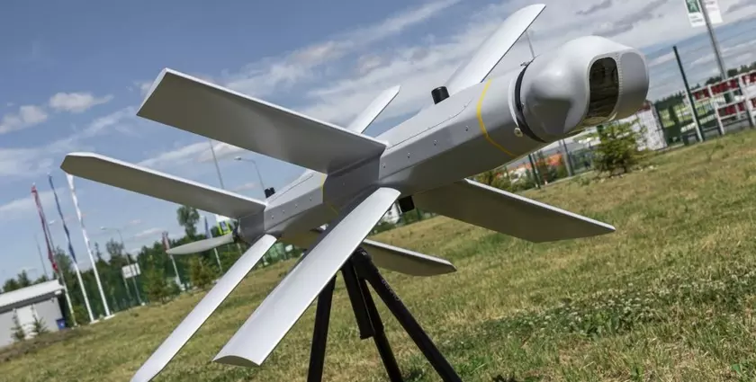 Маскировочная сетка спасла украинский танк Т-72 от российского дрона-камикадзе «Ланцет» – ещё один беспилотник был перехвачен деревом