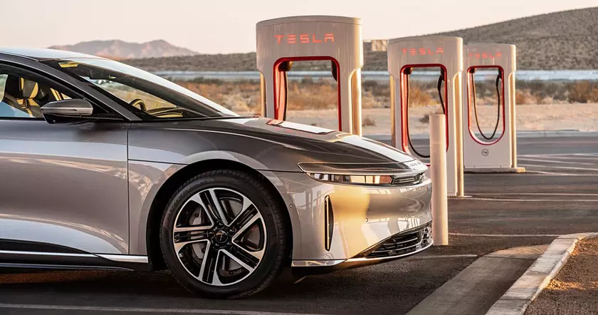 Lucid Air заправляется от Tesla: границы электромобильной войны стираются