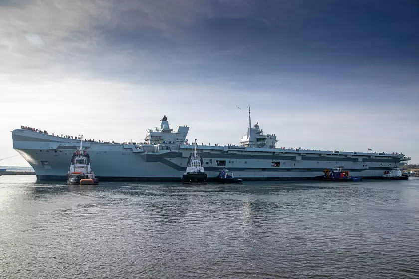 Новейший британский авианосец HMS Prince of Wales стоимостью £3 млрд сломался через несколько часов после отплытия из Портсмута