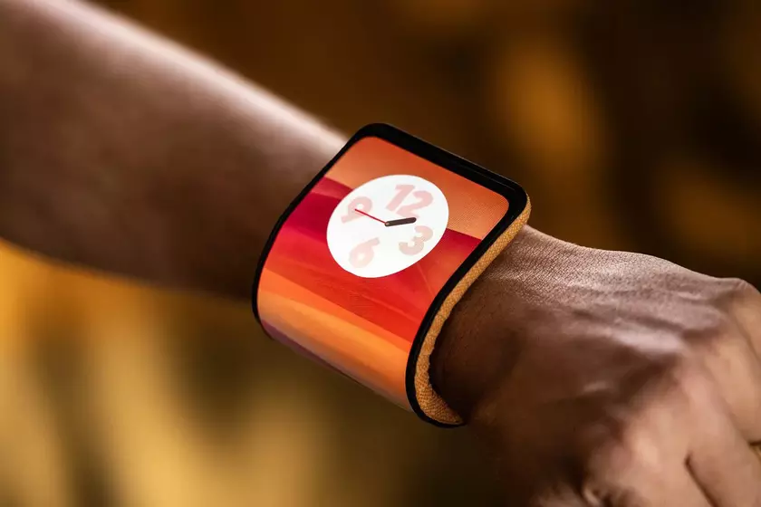 Motorola представила гибкий смартфон-браслет, который можно носить на запястье вместо часов