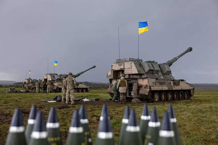 Отработка стратегии: украинские защитники осваивают САУ AS-90 в Великобритании