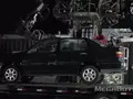 Гигантский робот издевается над автомобилем