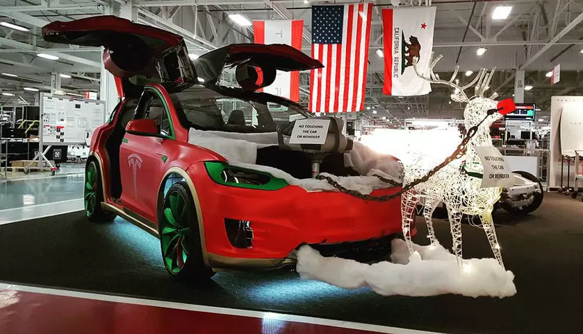 В автомобилях Tesla обнаружился режим Санта-Клауса