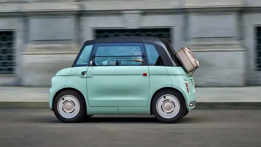Компактный электромобиль Fiat Topolino голубого цвета