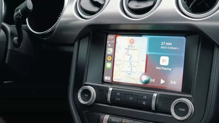 Apple работает над более глубокой интеграцией CarPlay, включая управление кондиционером и аудиосистемой