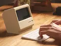 Зарядное устройство Elago M4 Stand делает из iPhone старый компьютер Macintosh