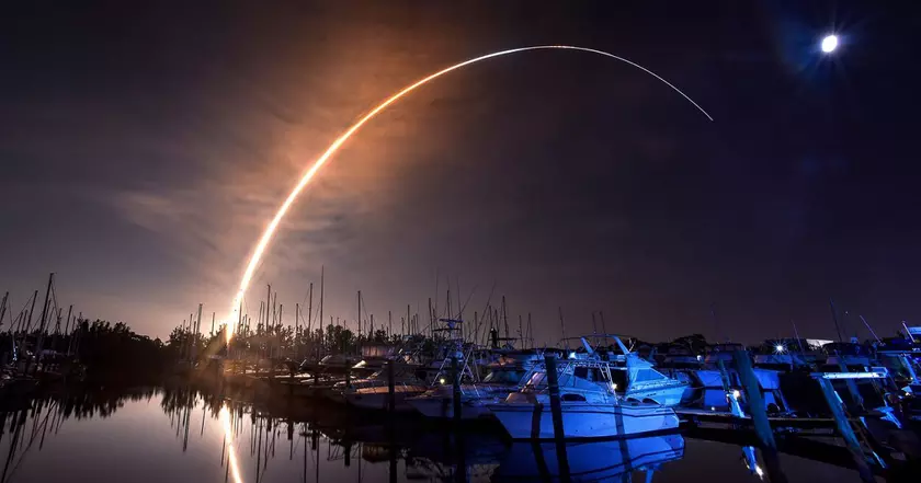 Впервые с программы Apollo – космический корабль Orion, который летит к Луне, сделал фотографию Земли с расстояния более 90 000 км