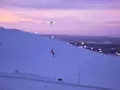 Огромный дрон поднимает в небо сноубордиста