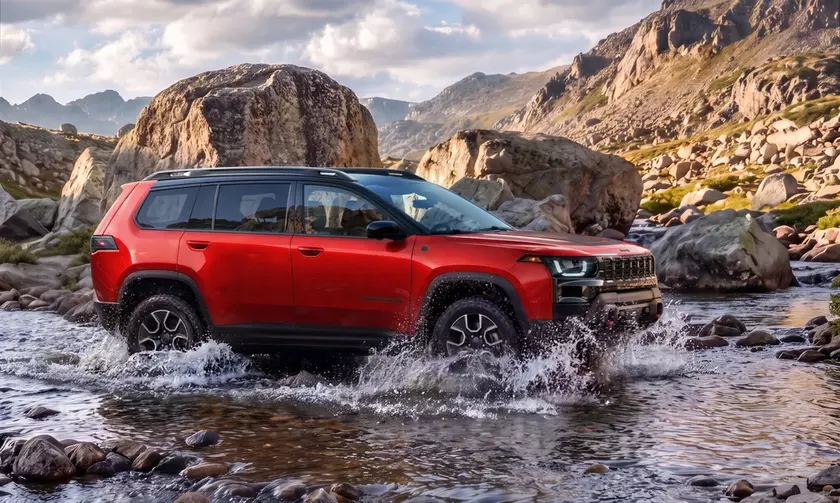 Jeep Cherokee Trailhawk 2027 модельного года преодолевает брод во время внедорожных испытаний