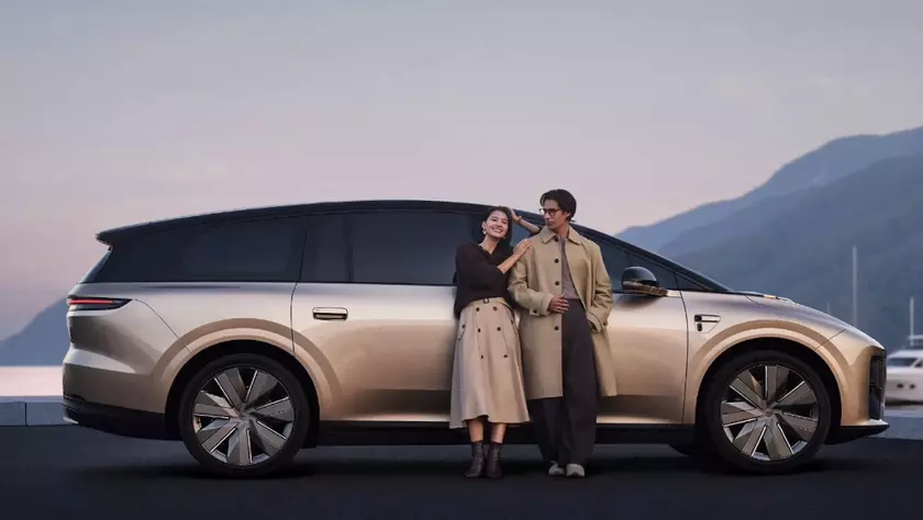 Интерьер кроссовера Li Auto i9 с вращающимися креслами