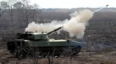FPV drone ripped a camouflaged Russian 2S1 Gvozdika self-propelled howitzer into two pieces