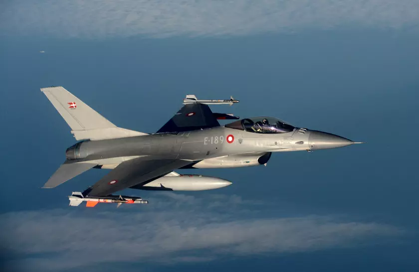 Официально: Дания начала учить украинских пилотов на истребителях F-16 Fighting Falcon