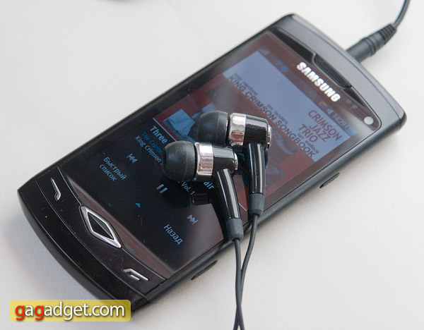 s8500_headphones.jpg