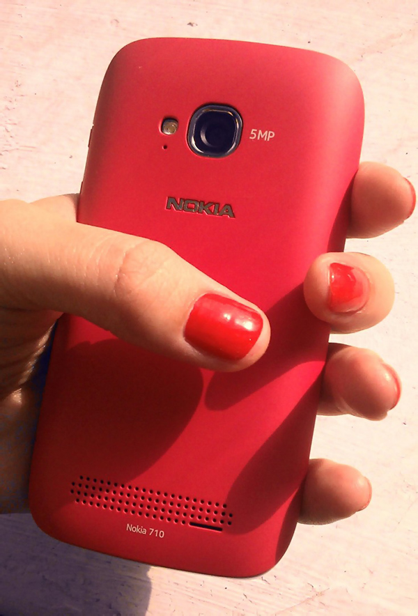 ill_nokia_lumia_710_in_hand_2_0.jpg