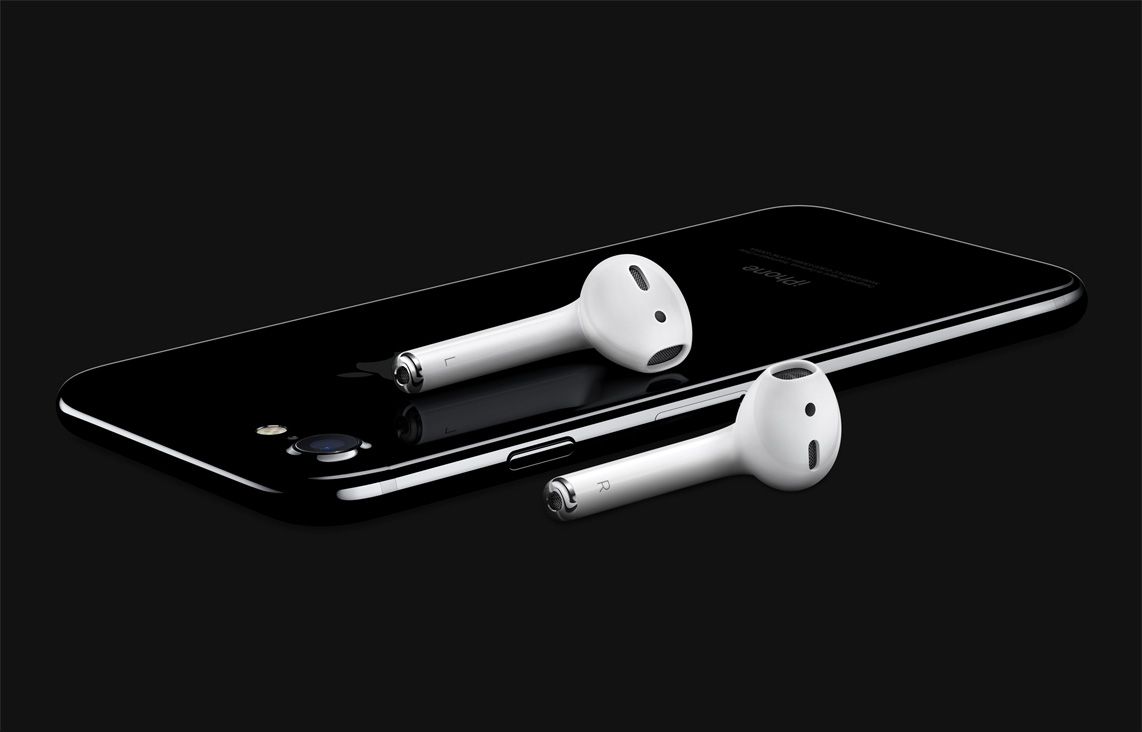Earphone AirPods caught fire right in the ear of the owner