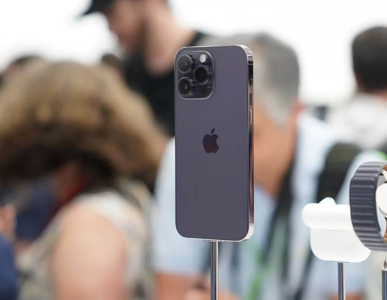 Куо: у цьому кварталі виручка Apple від продажу iPhone може знизитися на 20-30% через протести на заводі Foxconn