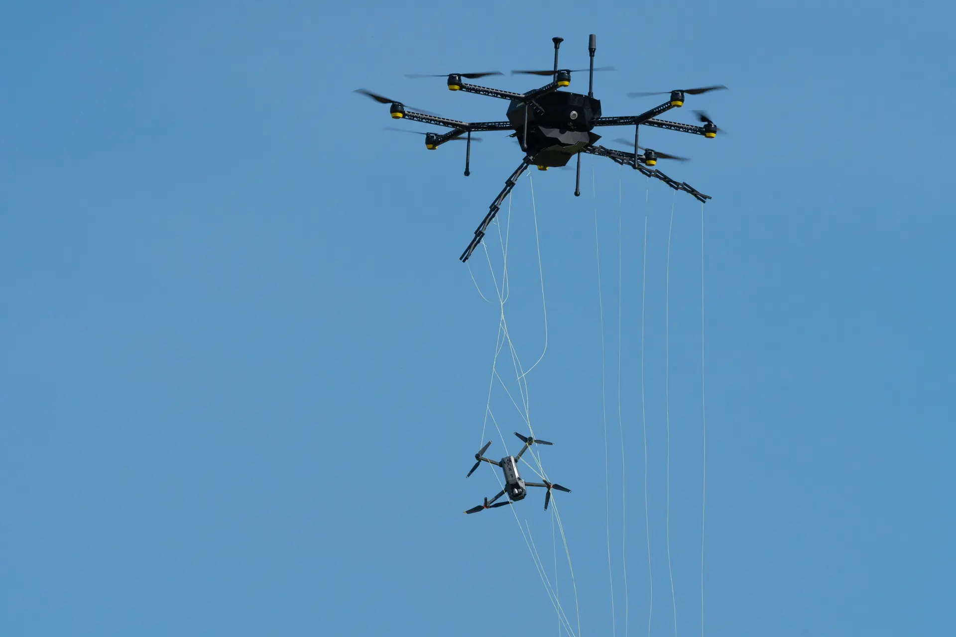 Eagle One - octocoptère à double flèche pour intercepter les drones