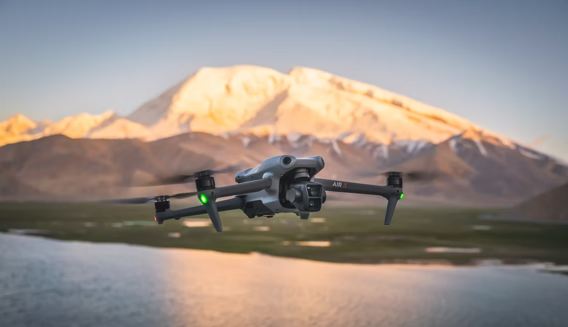DJI Air 3 - квадрокоптер із двома 4K-камерами, польотним часом до 46 хвилин і системою розпізнавання перешкод у всіх напрямках за ціною від $1099