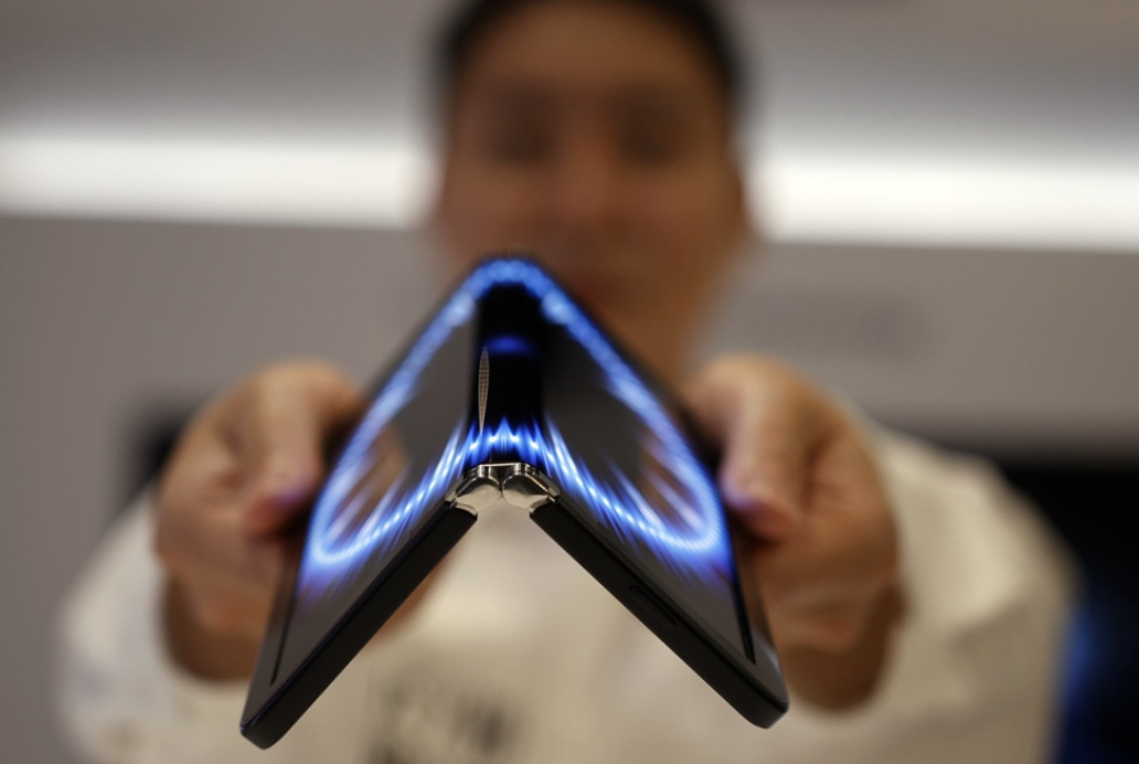 LG a présenté des panneaux pliables pour les ordinateurs portables et les smartphones, ainsi que de nouveaux écrans pour les voitures.