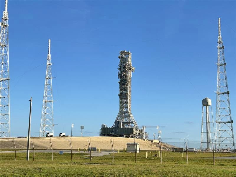 Мобільна стартова платформа NASA на транспортері