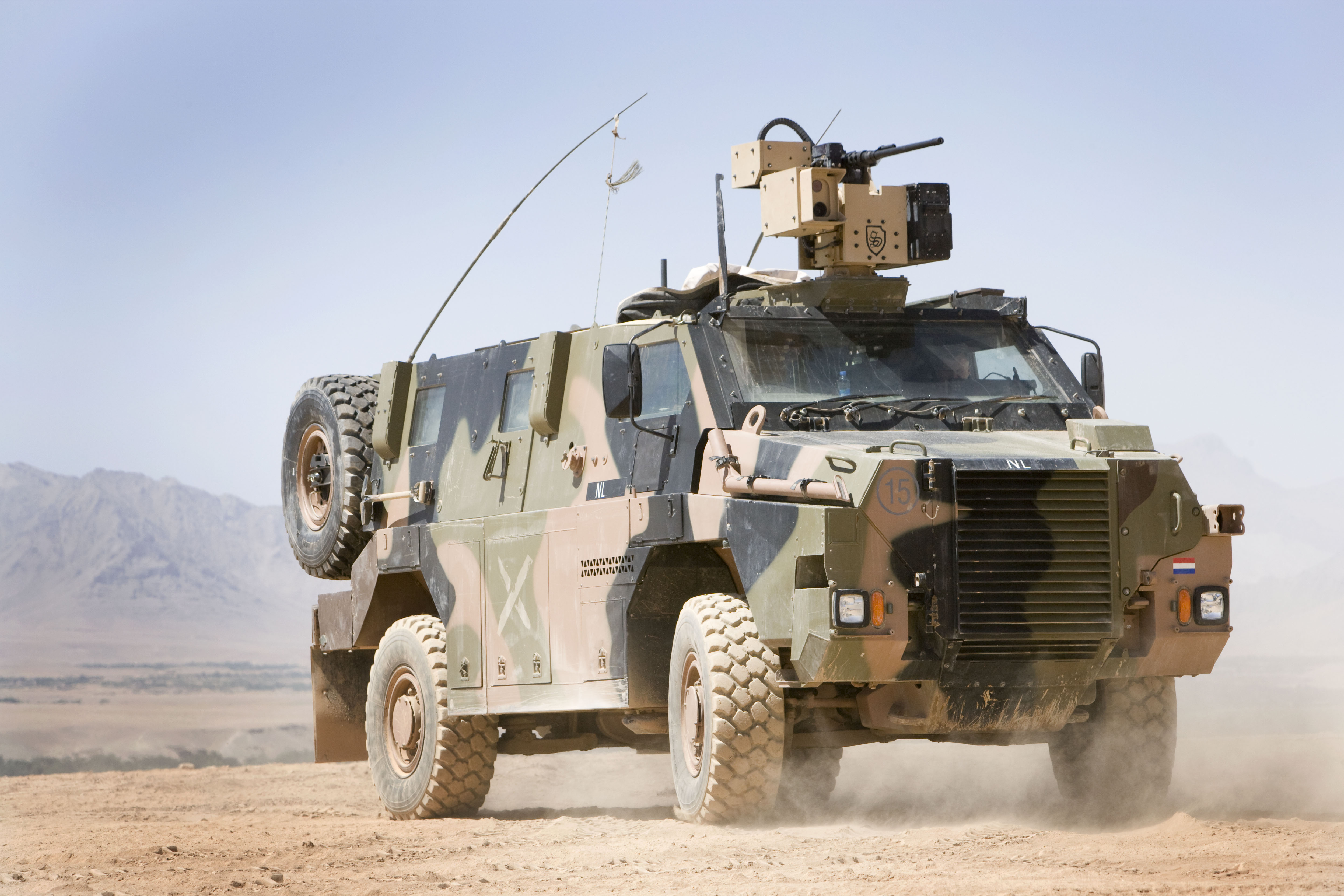Un véhicule blindé Bushmaster australien avec un module de combat EOS R400-Mk2 télécommandé, équipé d'un lance-grenades Mk. 19 Mod 3, a été repéré au front par les forces armées ukrainiennes.