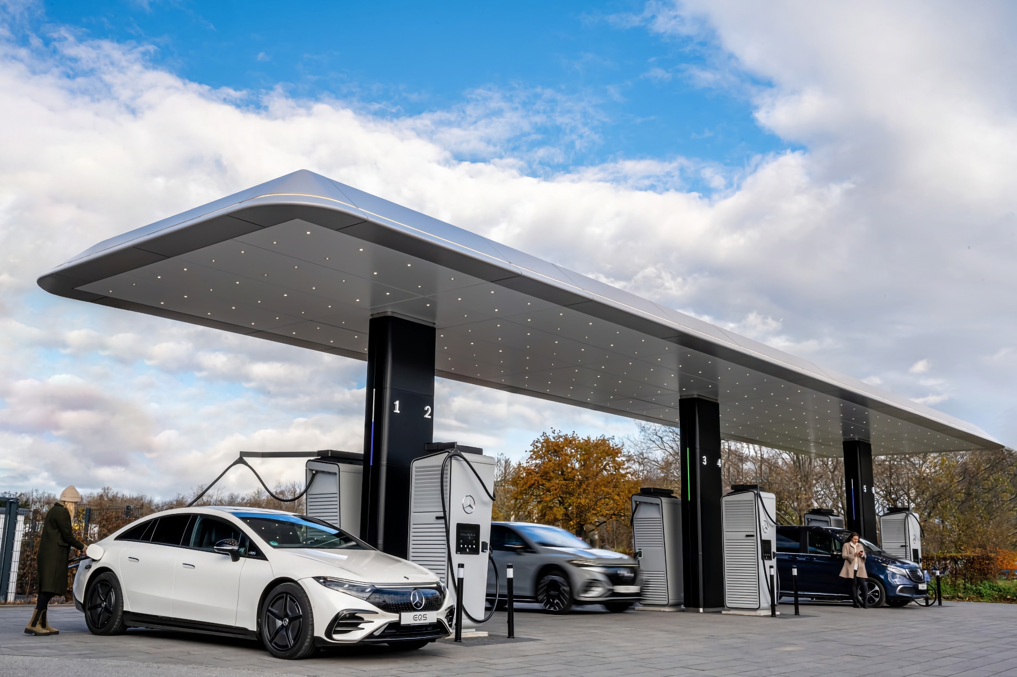 Mercedes a ouvert un centre de marque en Europe avec des stations de recharge pour véhicules électriques d'une capacité de 300 kW.