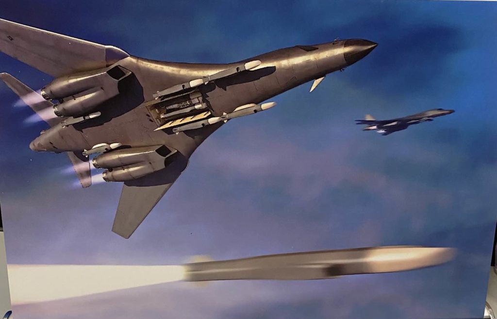 Boeing a mis au point un nouveau pylône pour transférer les essais de missiles hypersoniques du B-52H Stratofortress au bombardier supersonique B-1B Lancer.