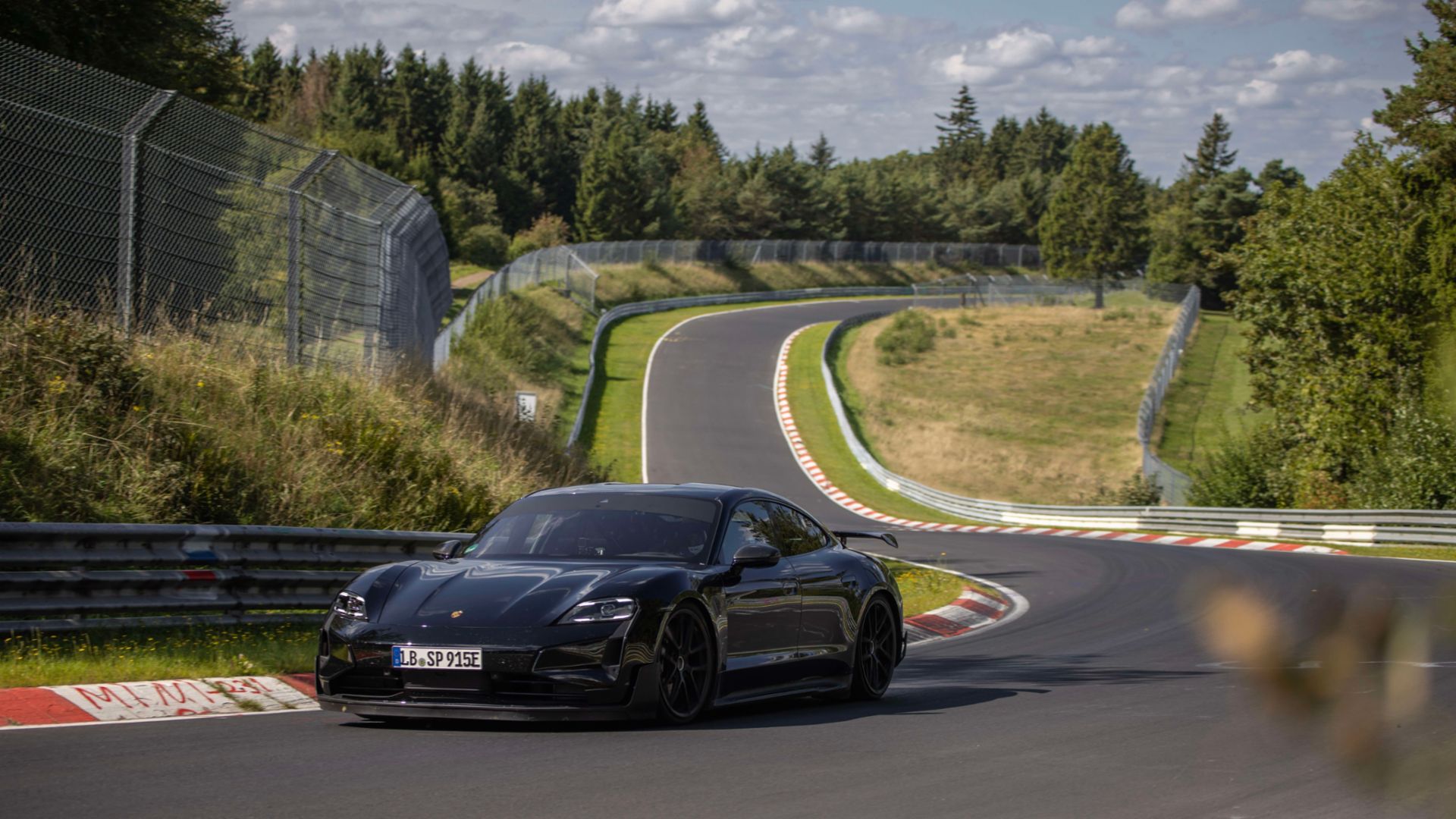 18 secondes plus rapide que la Tesla Model S Plaid : Porsche a testé la voiture de sport électrique Taycan Turbo GT au Nürburgring