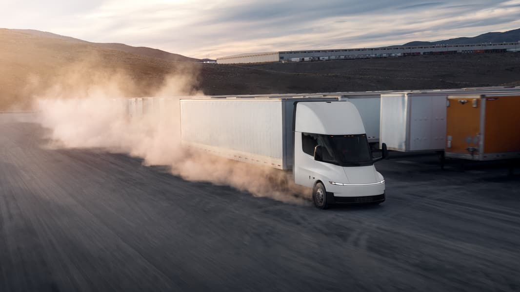 Tesla Semi в профиль