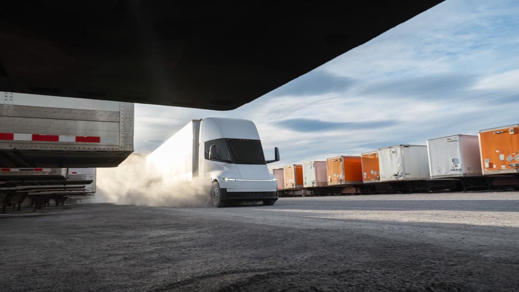 Tesla Semi на зарядной станции