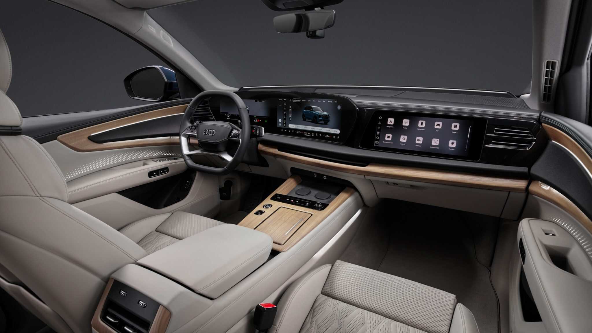 Интерьер новой Audi Q7 с тремя экранами