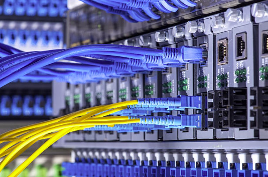 L'homme a créé son propre fournisseur d'accès à l'internet pour éviter des frais énormes et s'étend maintenant à des centaines de foyers.