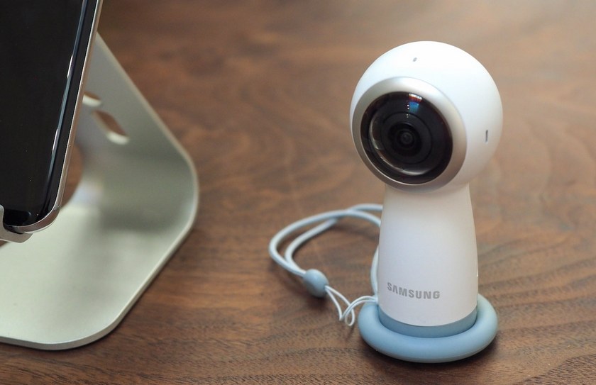 Samsung представила панорамную камеру Gear 360