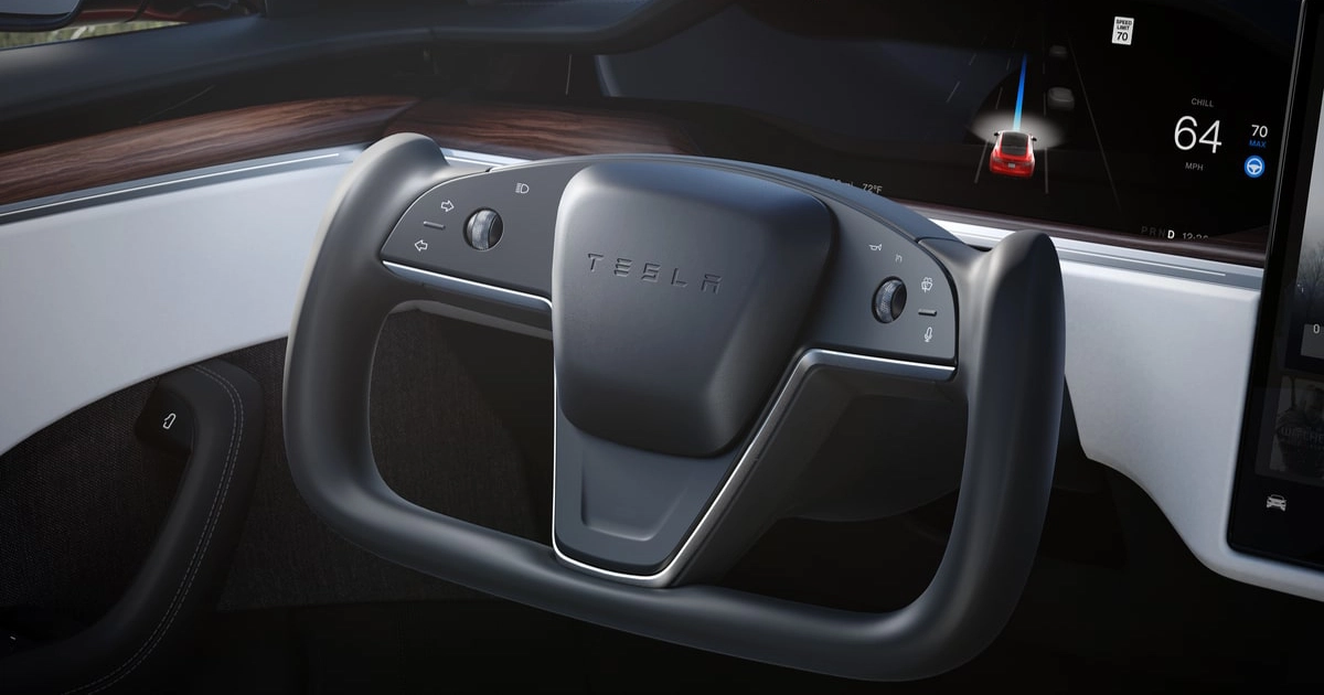 Навіщо Tesla вирішилася на зрізане кермо?