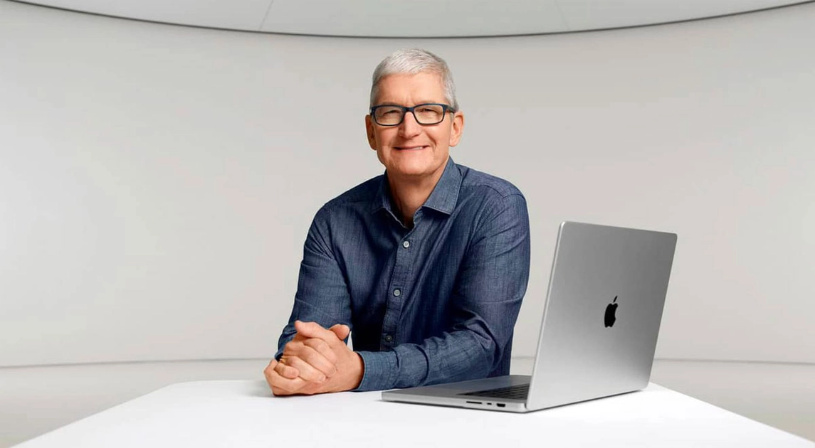 Тім Кук на фоні логотипа Apple